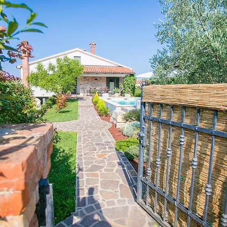 ヴィラ Comfortable Marinela With Pool And Garden