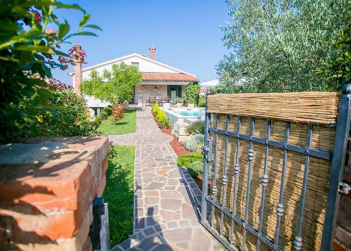 Villa Comfortable Marinela With Pool And Garden